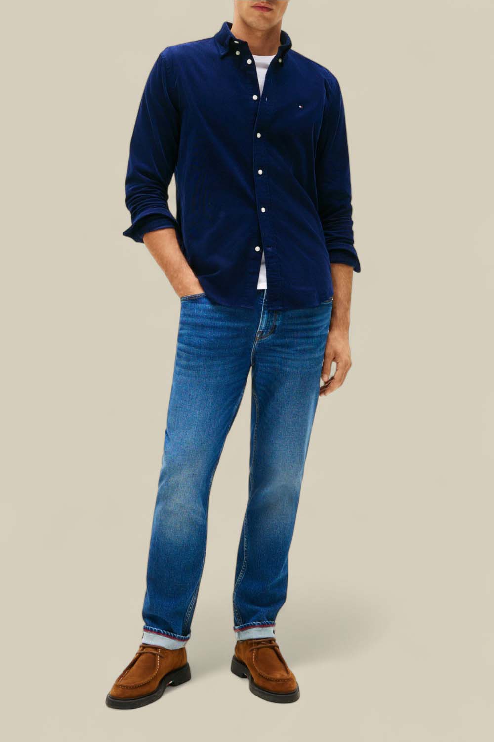 תמונת כל הלוק של חולצה מכופתרת